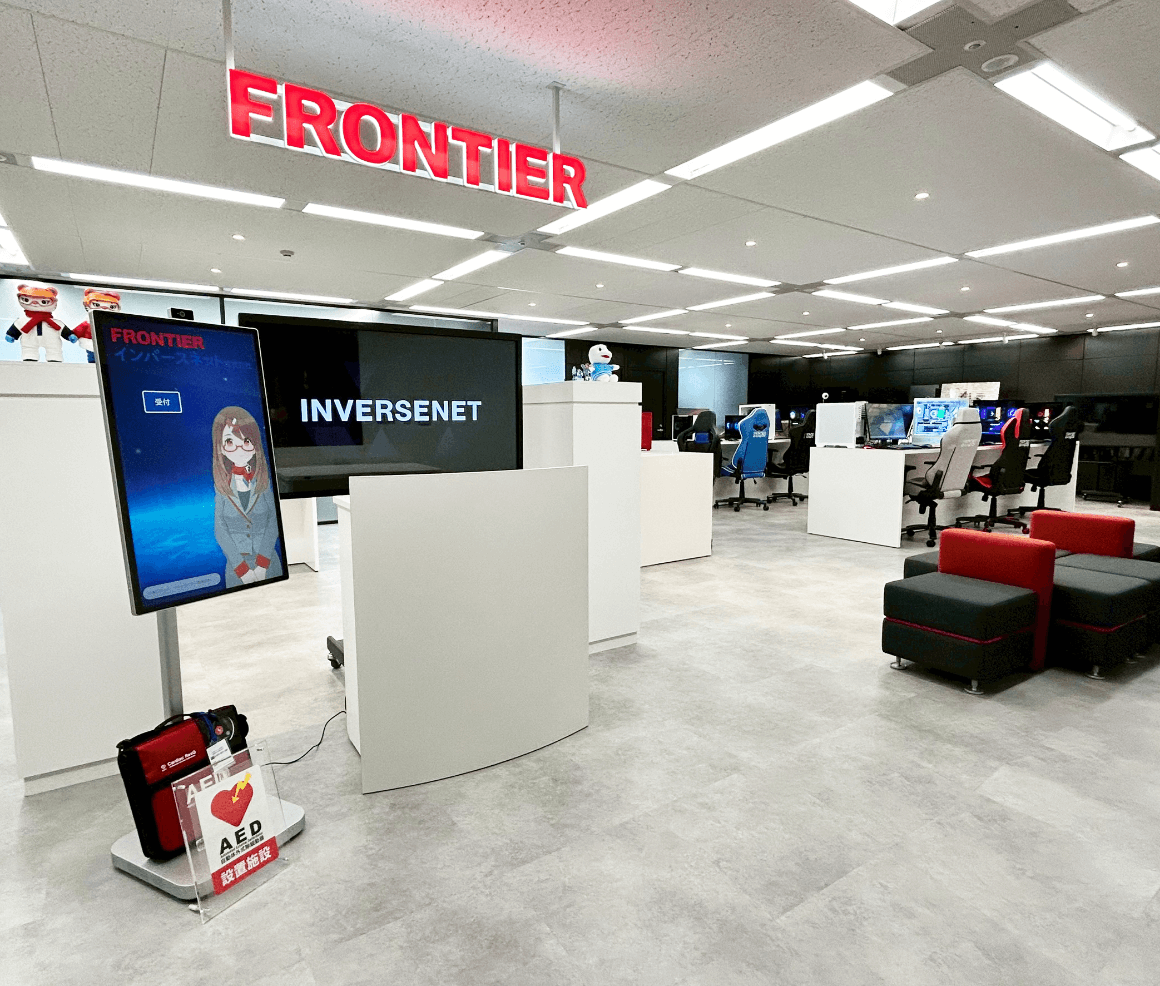 FRONTIERのロゴが目を引くオフィスの内観