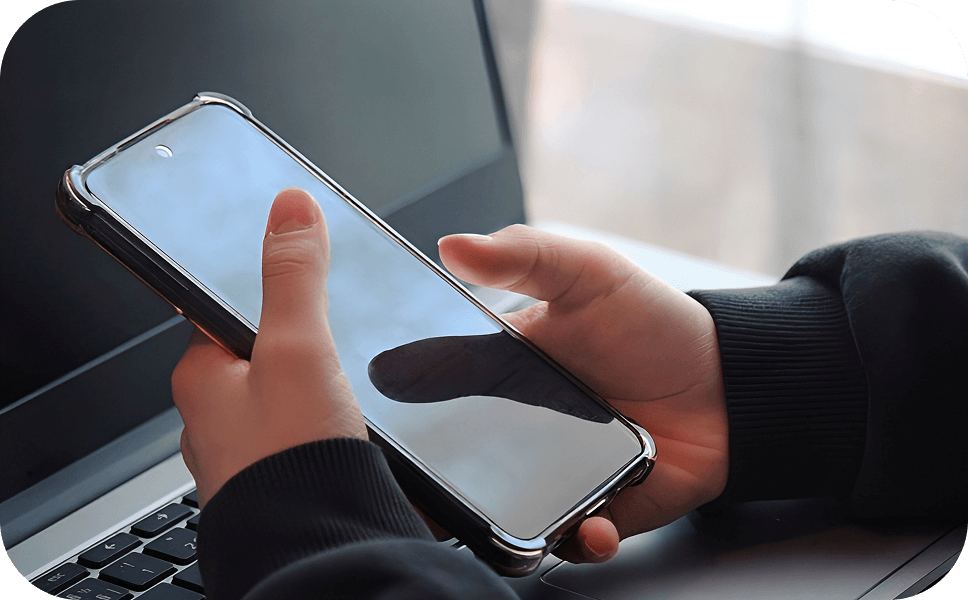 メールでお問合せを行っているイメージ