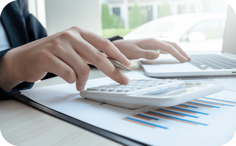 買取額を査定し、見積り作成を行っているイメージ