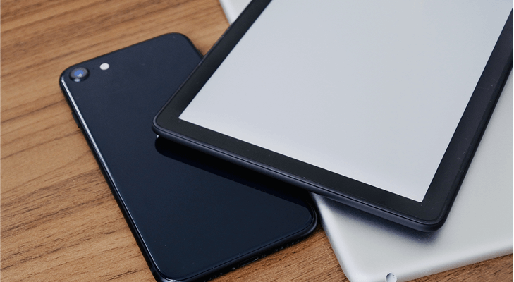 複数の機器を買取に出しているイメージ