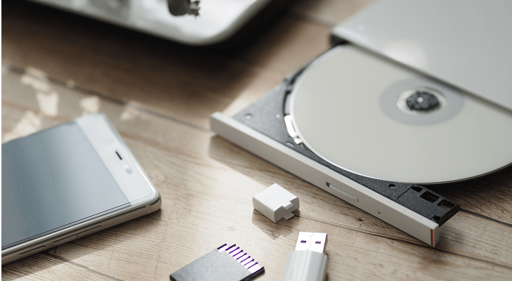 データ消去を行っている機器のイメージ