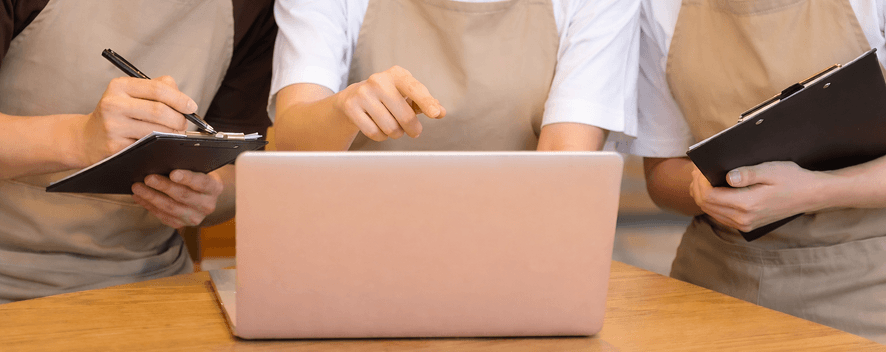 カフェ運営会社の業務風景イメージ