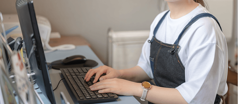 複合カフェ運営会社の業務風景イメージ