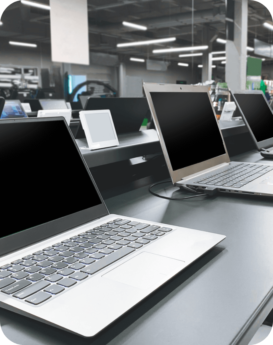 リサイクルプロセスによって美しく整えられたパソコン