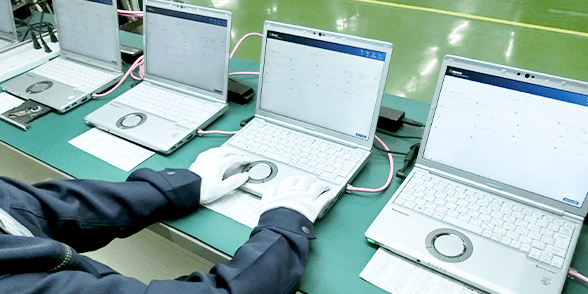 通電チェックを行い、パソコンの起動可否を1台ずつ判定する作業風景