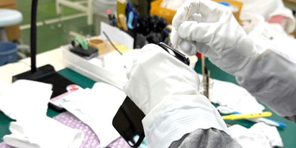 スマートフォン細部のほこりを取り除く作業