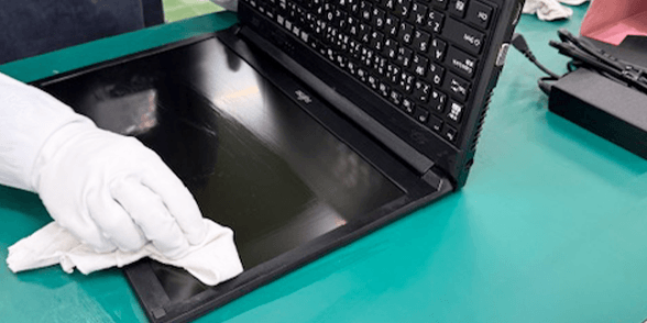 キーボードの隙間や細部まで入念に汚れを取り除き、品質を高める仕上げ作業