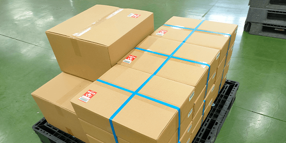 全国への発送を待つ、再利用ダンボールに梱包され整然と並んだ商品群