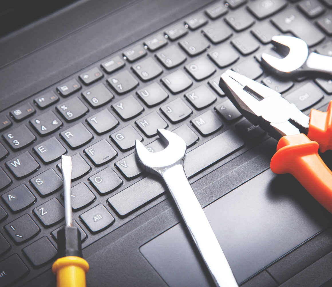 専門的なパソコン修理・メンテナンスをイメージした工具とPCの画像