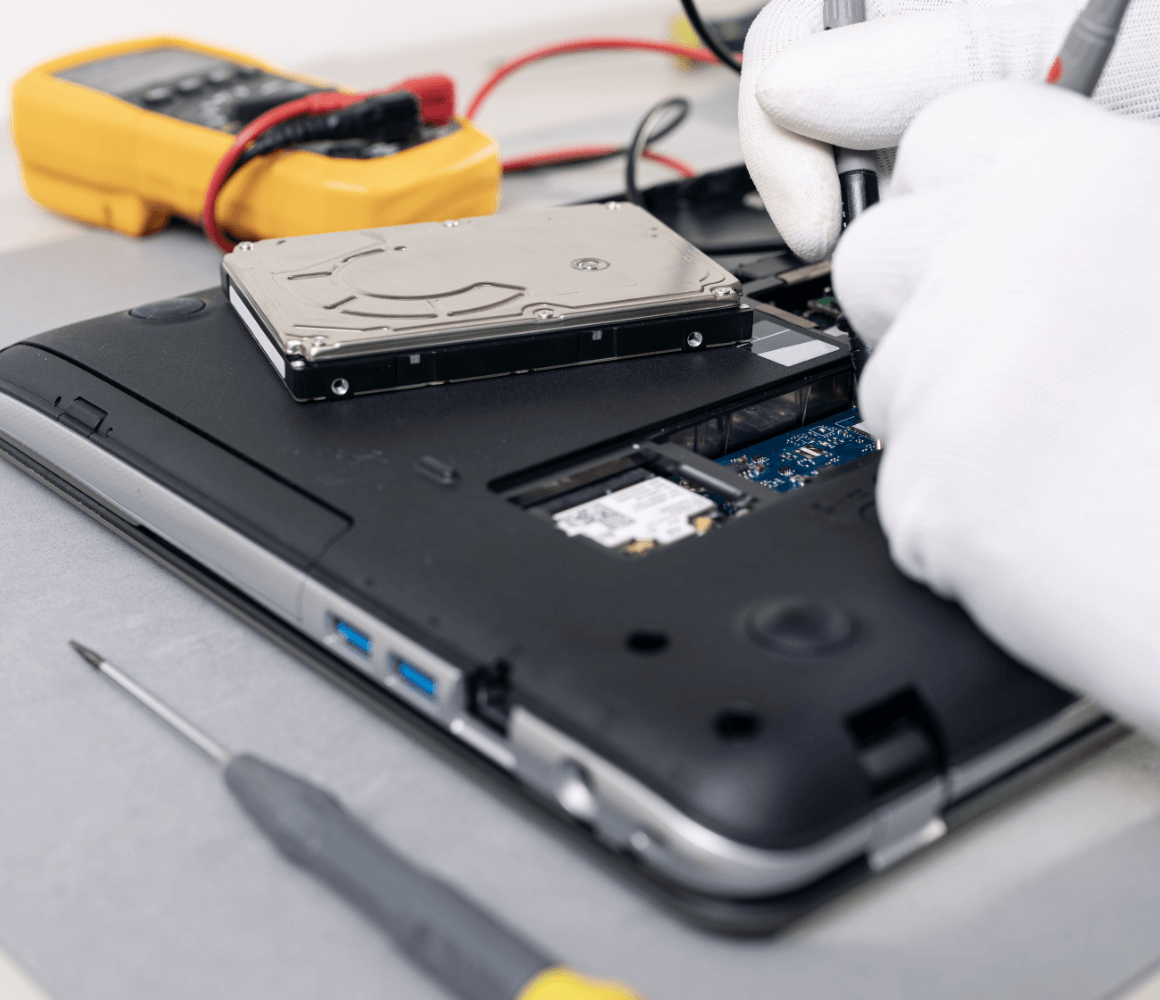 メーカー修理不能なモデルを再生させるため、丁寧にメンテナンスを行う様子