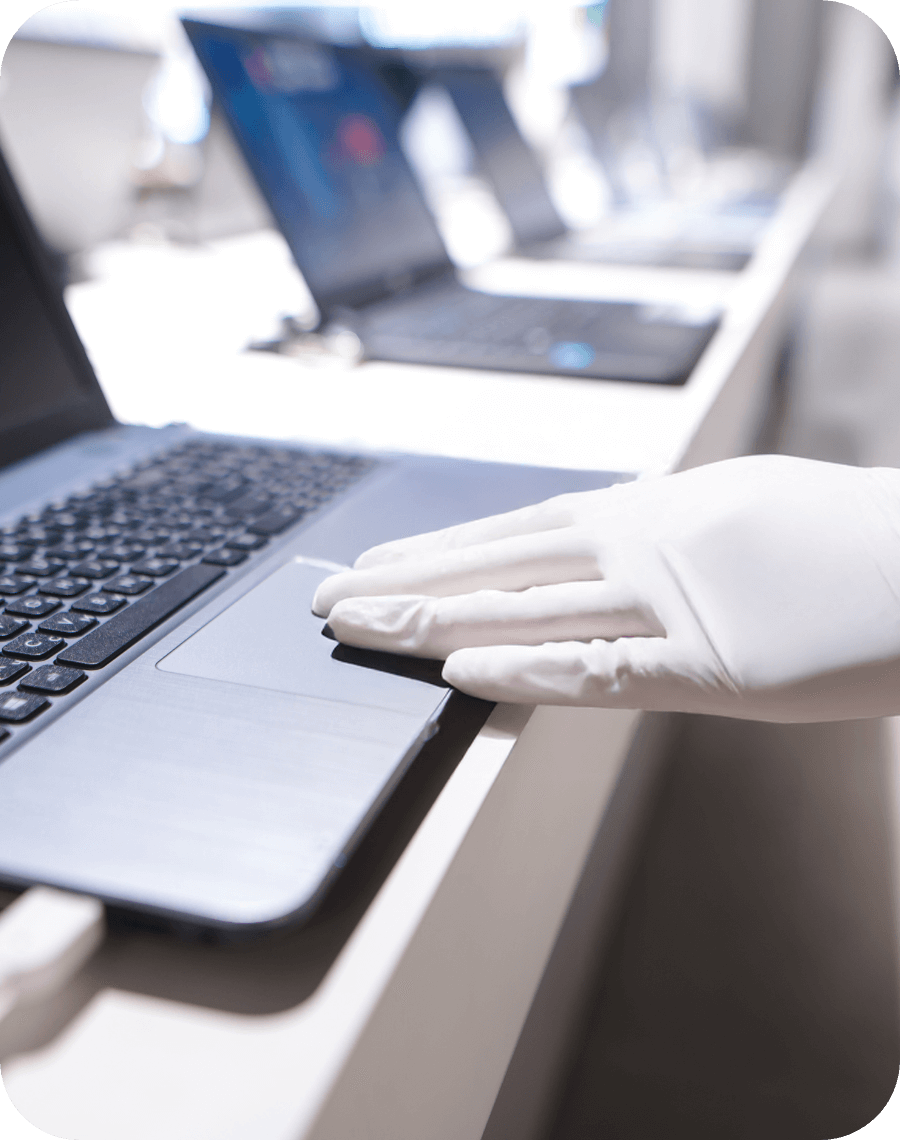 パソコンの買取査定シーンのイメージ