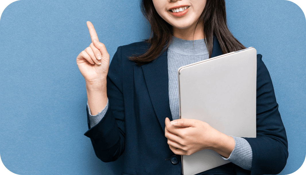 古いPCから新しいPCへデータ移行の準備を行っている人物のイメージ