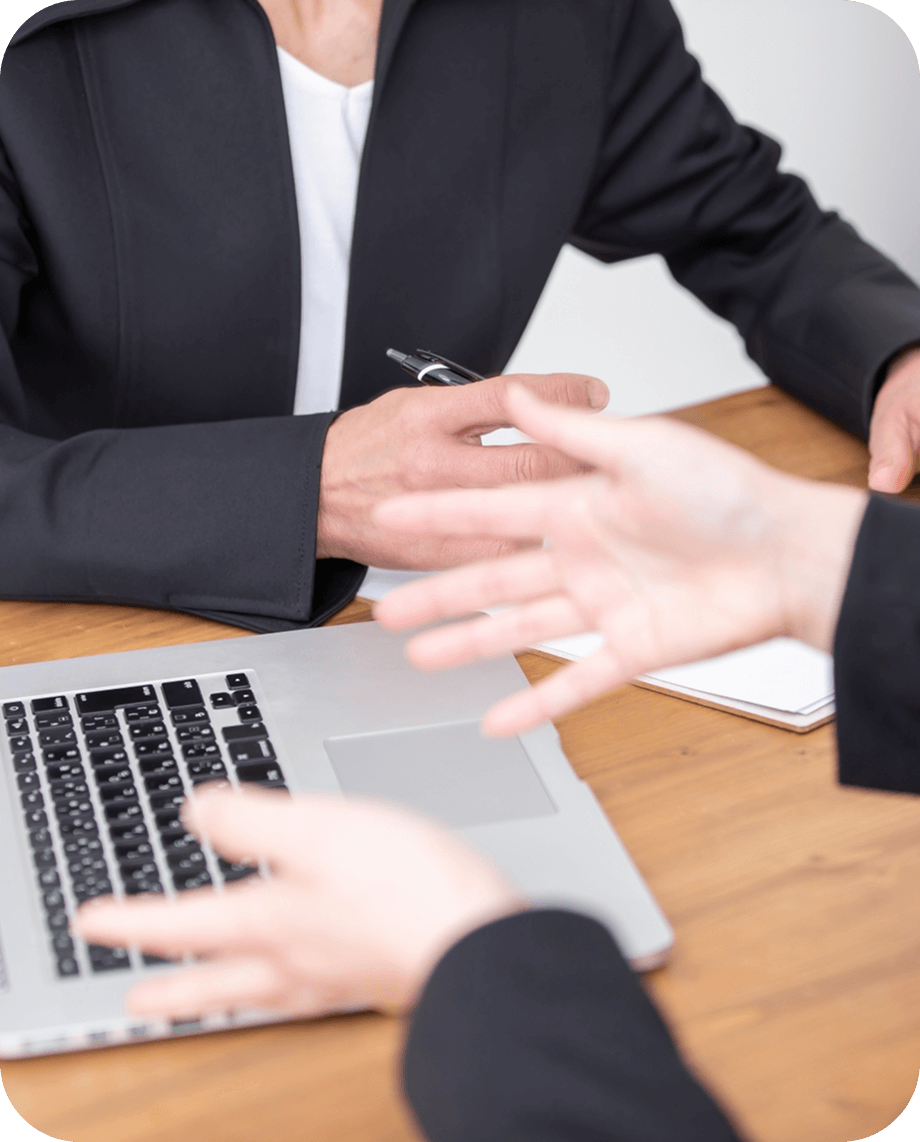 PCの更新や買い替えについて相談しているミーティング風景