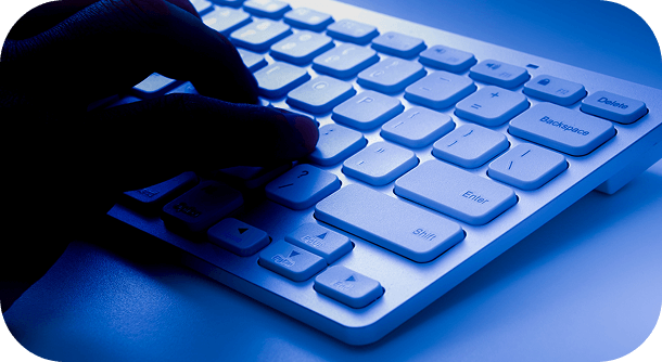 キーボードで入力をする手元