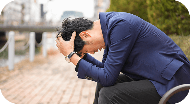 コンプライアンス違反によるトラブルに頭を抱える人物